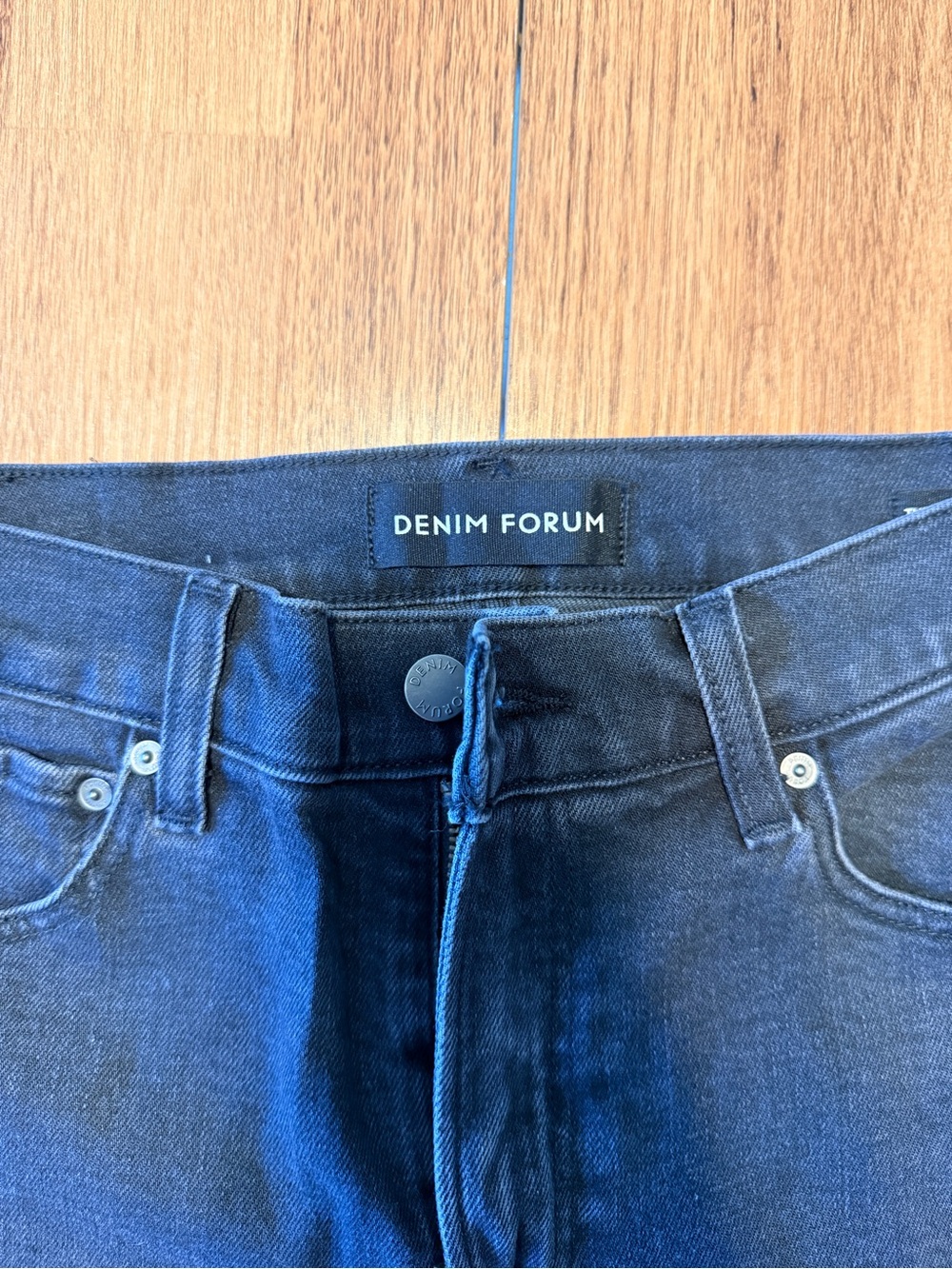 Denim Forum The 90s Mid-Rise Straight Jeans in Black